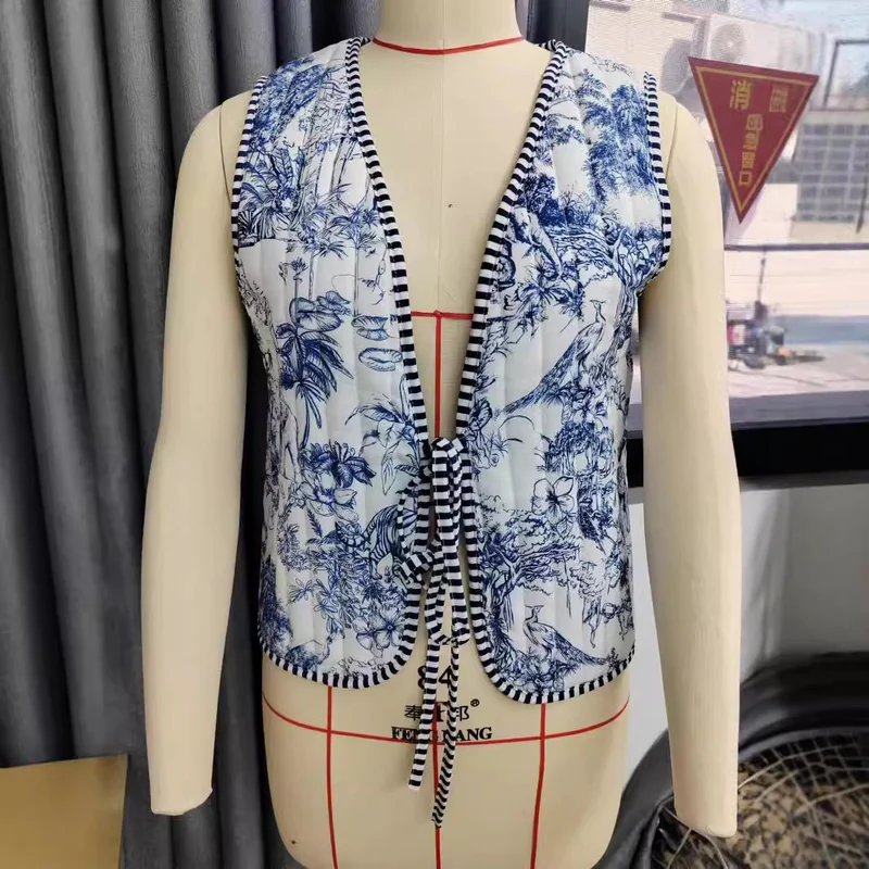 Damen Patchwork‑Weste mit Bindeband, gestreifter Innenverarbeitung und Kontrastpaspel Nord Taschen