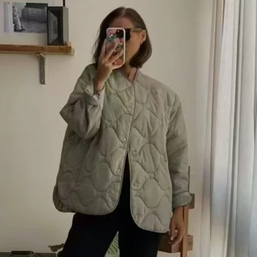 Damen Oversize-Steppjacke ohne Kragen mit Druckknopfverschluss und abgerundetem Saum Nord Taschen