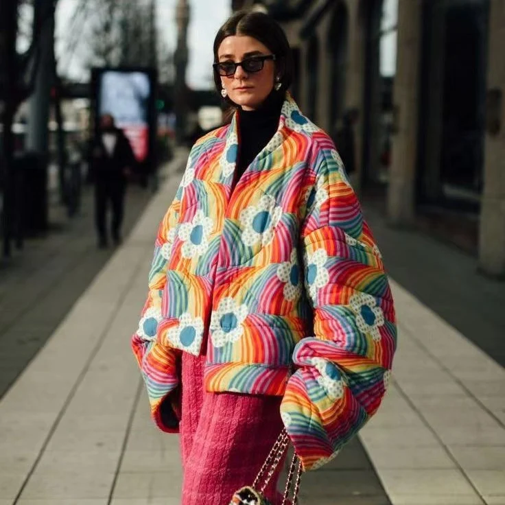 Damen Kurze Oversize-Steppjacke mit bunten Regenbogenstreifen und Blumenapplikation Nord Taschen