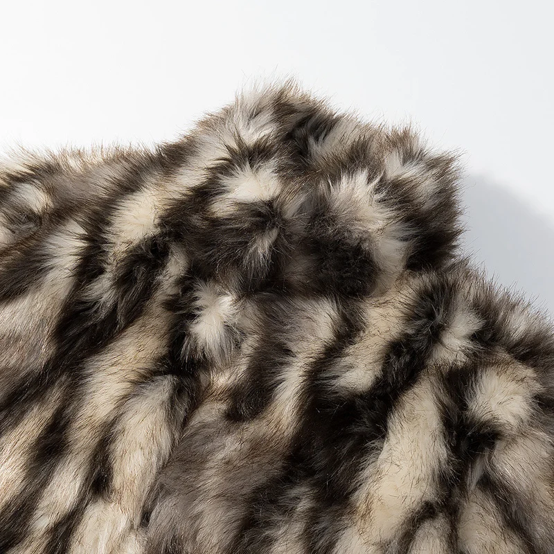 Damen Kurze Kunstfelljacke mit voluminöser Pelzoptik, kastiger Silhouette und Eingrifftaschen Nord Taschen