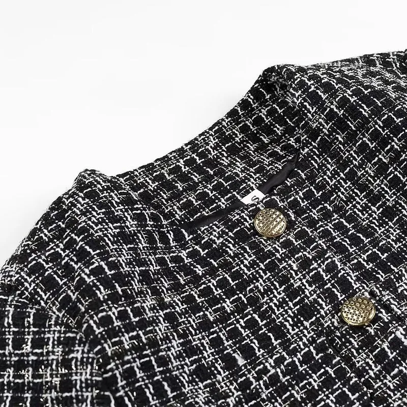 Damen Kurze Bouclé-Tweed-Jacke mit Rundhals, dekorativen Zierknöpfen und aufgesetzten Taschen Nord Taschen