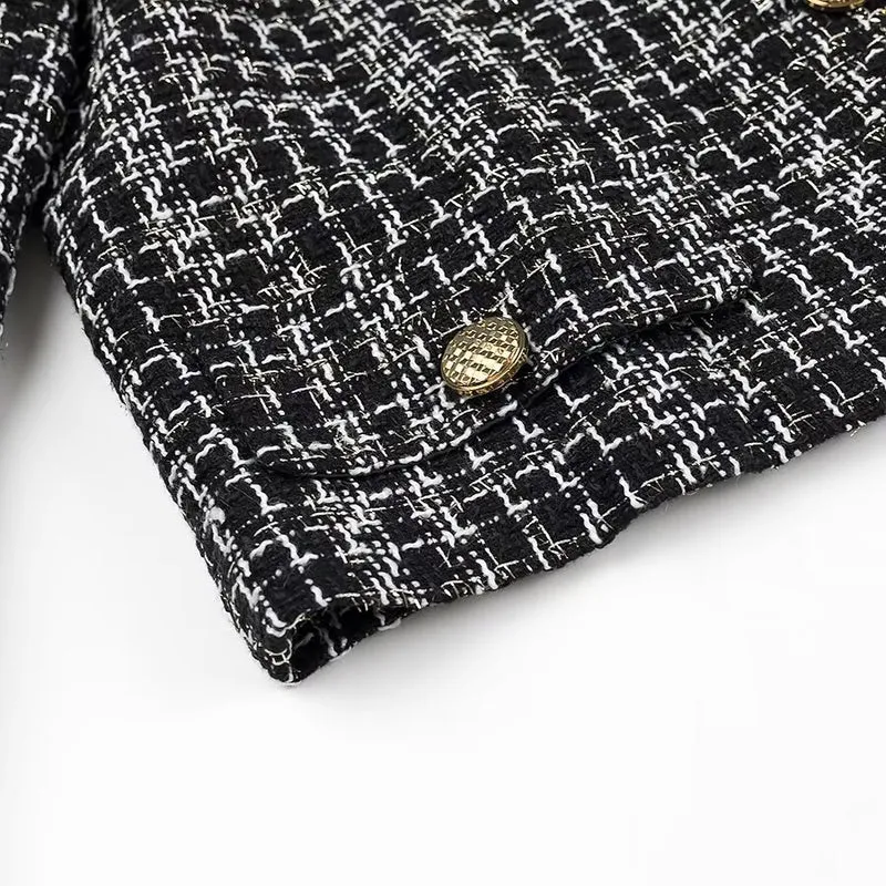 Damen Kurze Bouclé-Tweed-Jacke mit Rundhals, dekorativen Zierknöpfen und aufgesetzten Taschen Nord Taschen