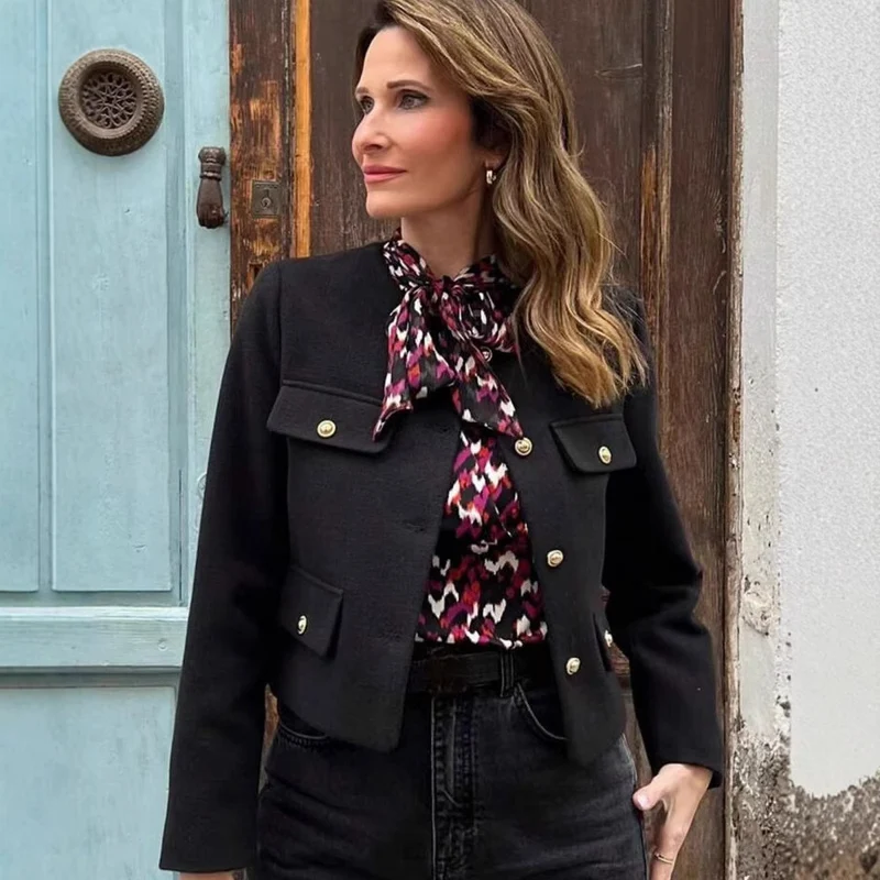Damen Kurze Bouclé-Blazerjacke mit Rundhalsausschnitt, Zierleistentaschen und goldfarbenen Knöpfen Nord Taschen