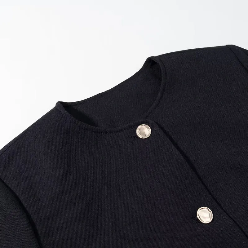 Damen Kurzblazer ohne Kragen mit Rundhalsausschnitt, Zierknopf‑Verschluss und paspelierten Taschen Nord Taschen