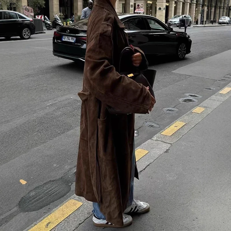 Damen Midilanger Oversize-Trenchcoat aus Veloursimitat mit doppelreihiger Knopfleiste, Schulterpatten und Bindegürtel Nord Taschen