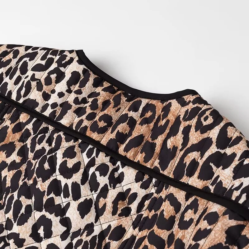 Damen Kurzjacke mit Leo‑Alloverprint, Rundhalsausschnitt und kontrastierender Paspel Nord Taschen