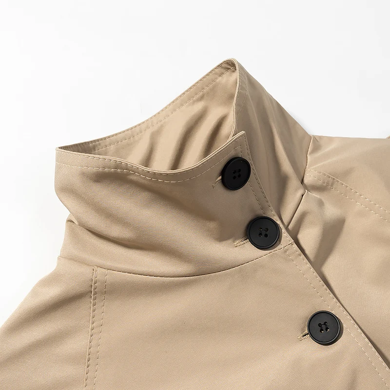Damen Kurz geschnittener taillierter Trenchcoat mit hoher Knopfleiste und Taillengürtel Nord Taschen