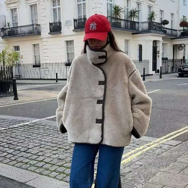 Damen Kurz geschnittener Oversize Teddy-Mantel mit Stehkragen und Kontrastpaspeln Nord Taschen
