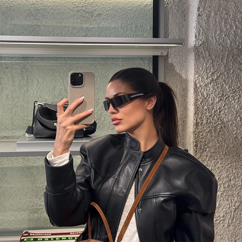 Damen Kurzjacke aus veganem Glattleder mit markanten Schulterpuffern und verdeckter Druckknopfleiste Nord Taschen