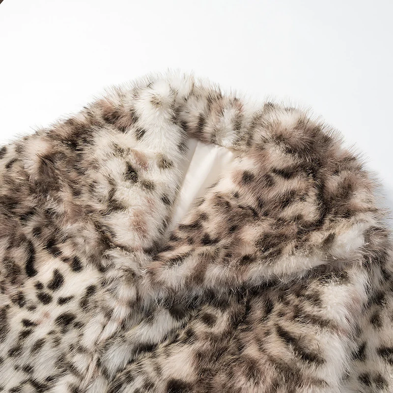 Damen Kurz geschnittener kuscheliger Kunstpelz-Mantel mit Leopardenmuster und Stehkragen Nord Taschen