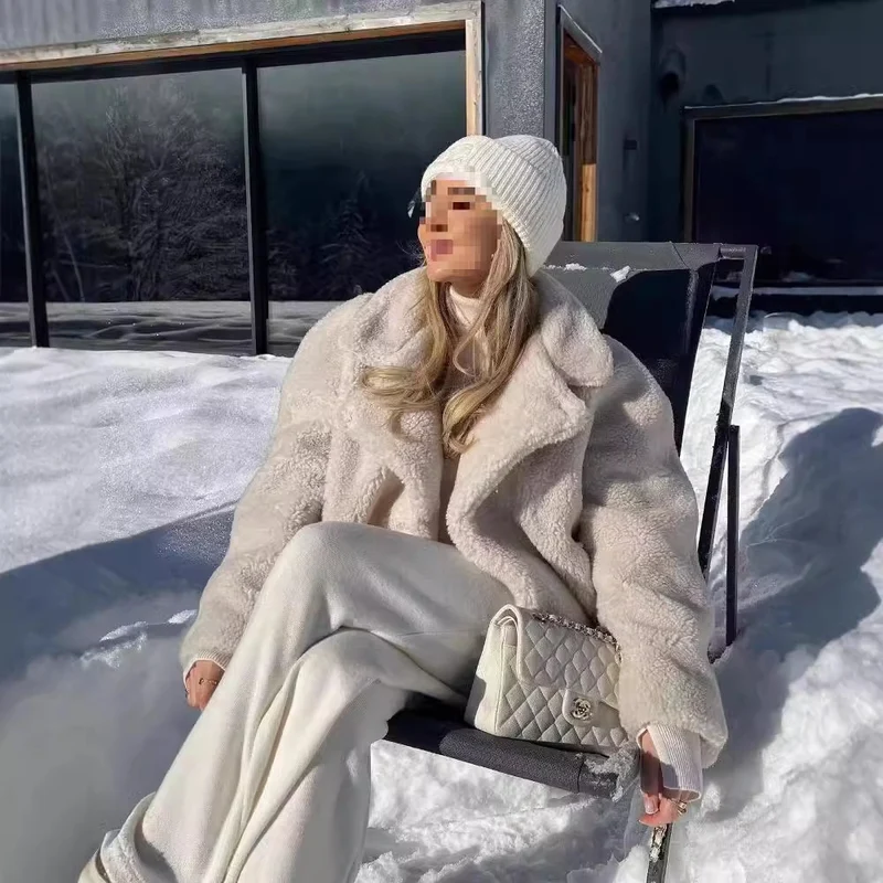 Damen Kurz geschnittene Teddyjacke im Lammfell‑Look mit Oversize‑Reverskragen Nord Taschen