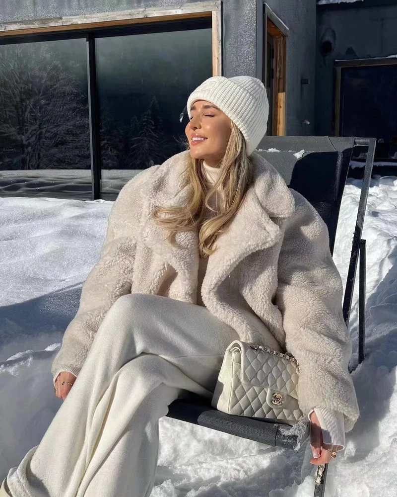 Damen Kurz geschnittene Teddy‑Boxyjacke mit Schalkragen und praktischen Eingrifftaschen Nord Taschen