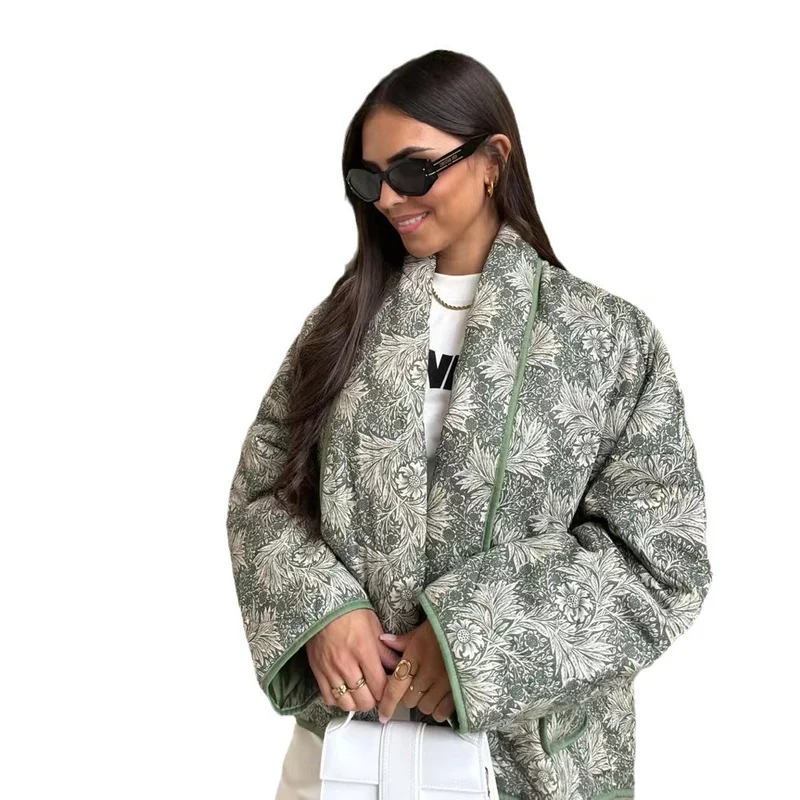 Damen Kurz geschnittene Steppjacke im Vintage-Blumenmuster mit Schalkragen und Kontrastpaspel Nord Taschen