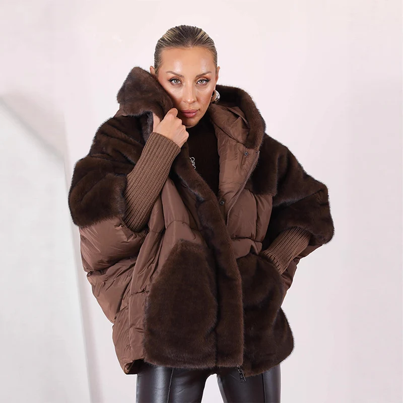 Damen Kurz geschnittene gesteppte Kapuzenjacke mit voluminösem Webpelzbesatz und Oversize‑Silhouette Nord Taschen