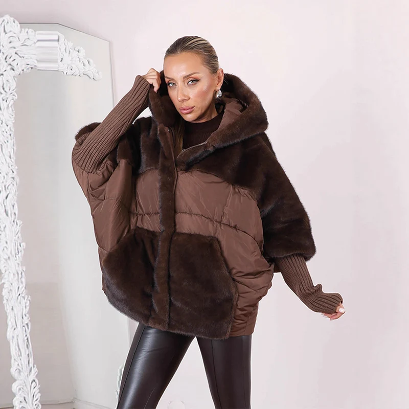 Damen Kurz geschnittene gesteppte Kapuzenjacke mit voluminösem Webpelzbesatz und Oversize‑Silhouette Nord Taschen