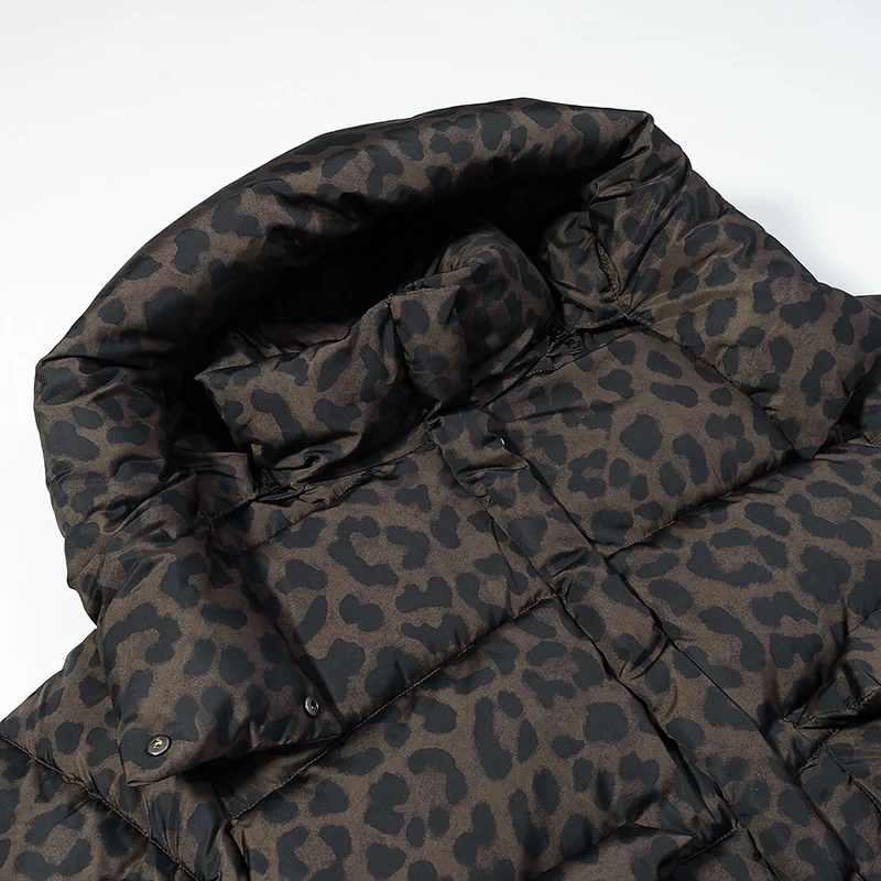 Damen Kurz geschnittene gesteppte Jacke mit hohem Kapuzenkragen, Tunnelzugsaum und Leopardenprint Nord Taschen
