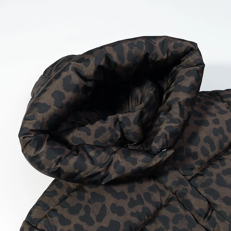 Damen Kurz geschnittene gesteppte Jacke mit hohem Kapuzenkragen, Tunnelzugsaum und Leopardenprint Nord Taschen