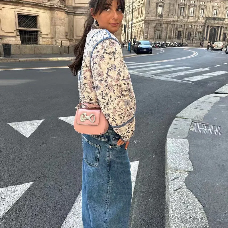 Damen Kurz geschnittene gesteppte Blousonjacke mit floraler Stickerei und Kontrastpaspel Nord Taschen