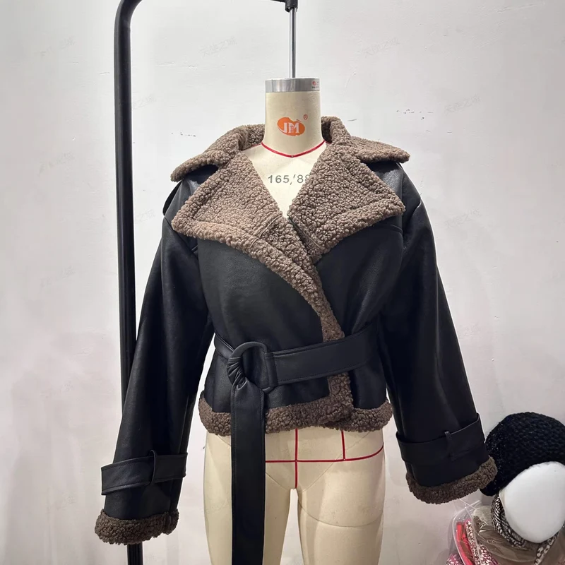Damen Kurz geschnittene Fliegerjacke aus Lederoptik mit Teddyfutter und Taillengürtel Nord Taschen