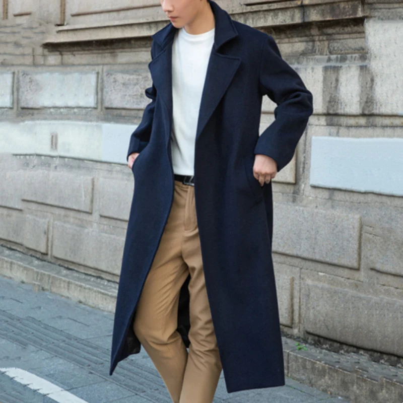 Herren Lang geschnittener Wollmantel im minimalistischen Schnitt mit großzügigem Schalkragen und verdeckter Knopfleiste Nord Taschen