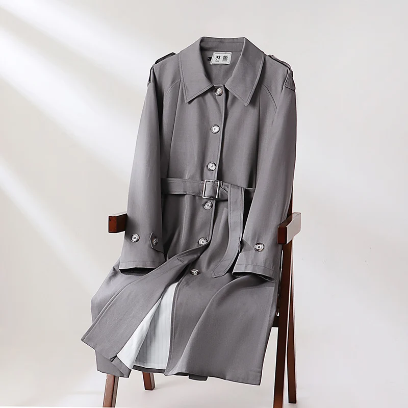 Herren Lang geschnittener Trenchcoat mit taillierendem Gürtel und dekorativen Schulterriegeln Nord Taschen