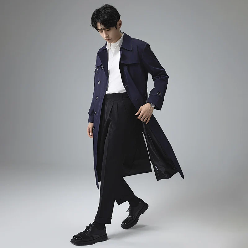 Herren Moderner Tech-Trenchcoat mit Doppelreihiger Knopfleiste, Bindegürtel und dezenten Ringdetails Nord Taschen