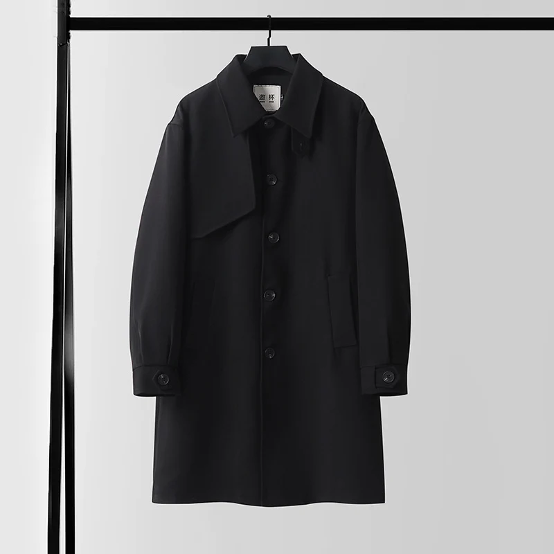 Herren Moderner minimalistischer Trenchcoat mit asymmetrischer Schulterklappe und knielanger Silhouette Nord Taschen
