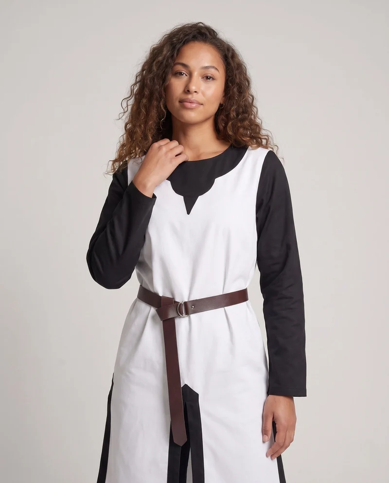 Damen historisches Mittelalterkleid mit verzierten Ärmeln und dekorativem Gürtel Nord Taschen