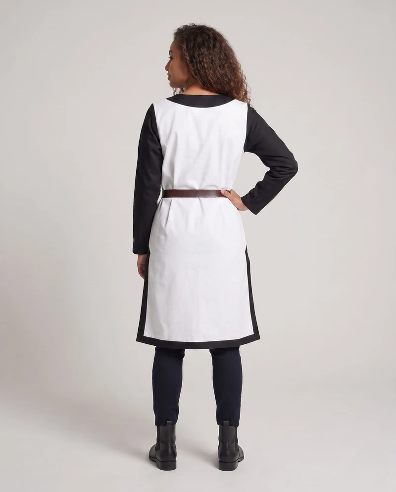Damen historisches Mittelalterkleid mit verzierten Ärmeln und dekorativem Gürtel Nord Taschen