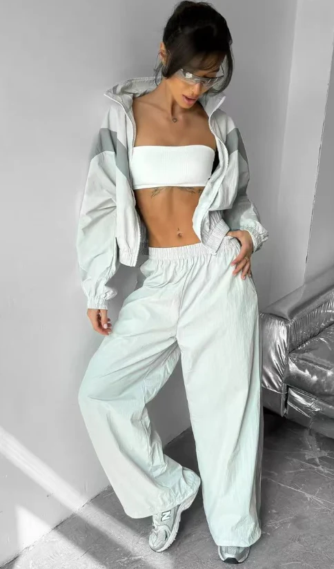 Damen eleganter sportlicher Zweiteiler Trainingsanzug mit Reißverschluss und kontrastierender V-Passe Nord Taschen