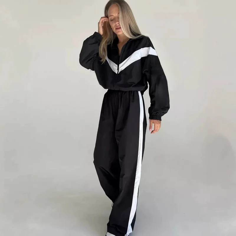 Damen eleganter sportlicher Zweiteiler Trainingsanzug mit Reißverschluss und kontrastierender V-Passe Nord Taschen