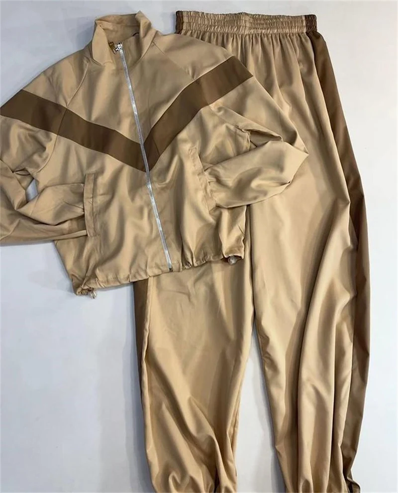 Damen eleganter sportlicher Zweiteiler Trainingsanzug mit Reißverschluss und kontrastierender V-Passe Nord Taschen