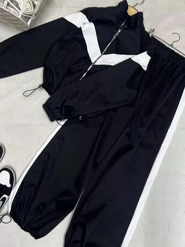 Damen eleganter sportlicher Zweiteiler Trainingsanzug mit Reißverschluss und kontrastierender V-Passe Nord Taschen