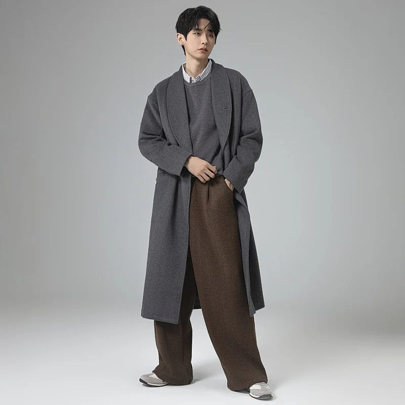 Herren Maxilanger Wollmix-Übermantel im Oversize-Schnitt mit weitem Schalkragen und dekorativer Gurtleiste Nord Taschen