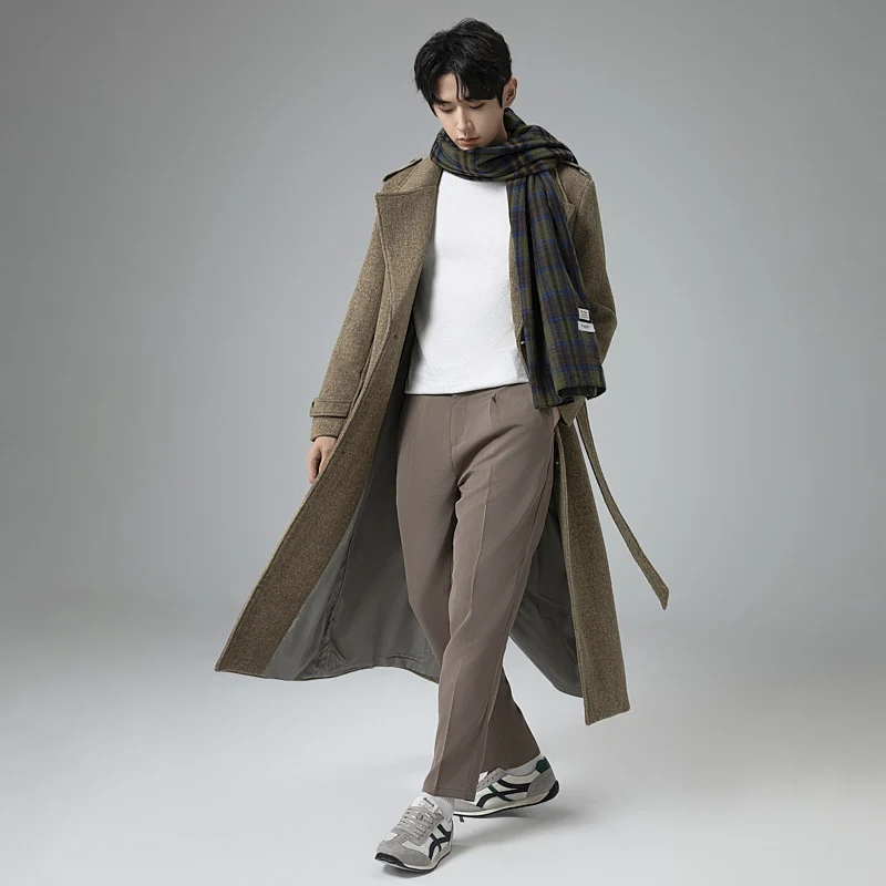 Herren Maxilanger Wollmix-Mantel mit taillierter Silhouette, Schalkragen und dekorativen Schulterriegeln Nord Taschen