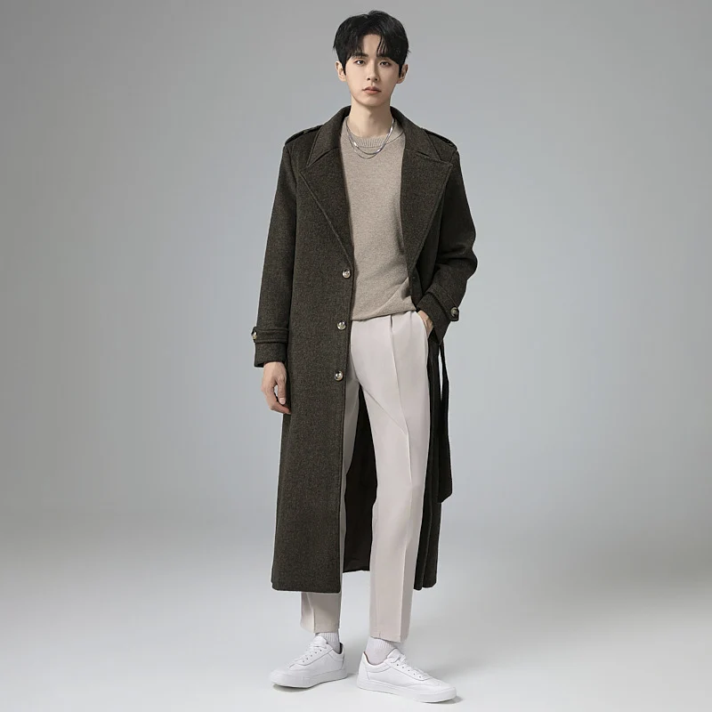 Herren Maxilanger Wollmix-Mantel mit taillierter Silhouette, Schalkragen und dekorativen Schulterriegeln Nord Taschen