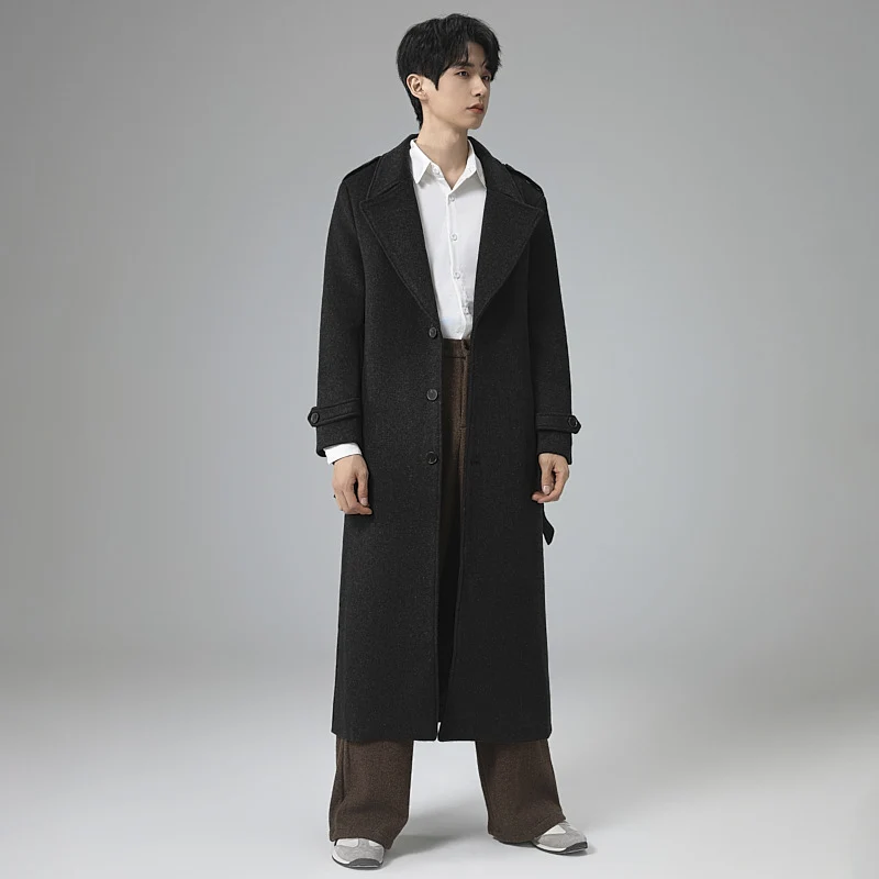 Herren Maxilanger Wollmix-Mantel mit taillierter Silhouette, Schalkragen und dekorativen Schulterriegeln Nord Taschen