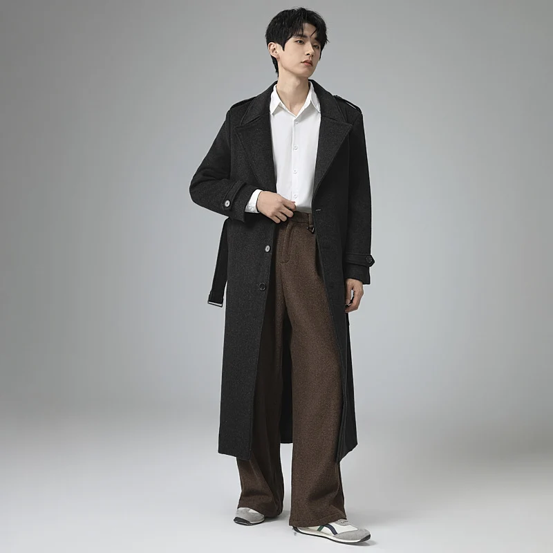 Herren Maxilanger Wollmix-Mantel mit taillierter Silhouette, Schalkragen und dekorativen Schulterriegeln Nord Taschen