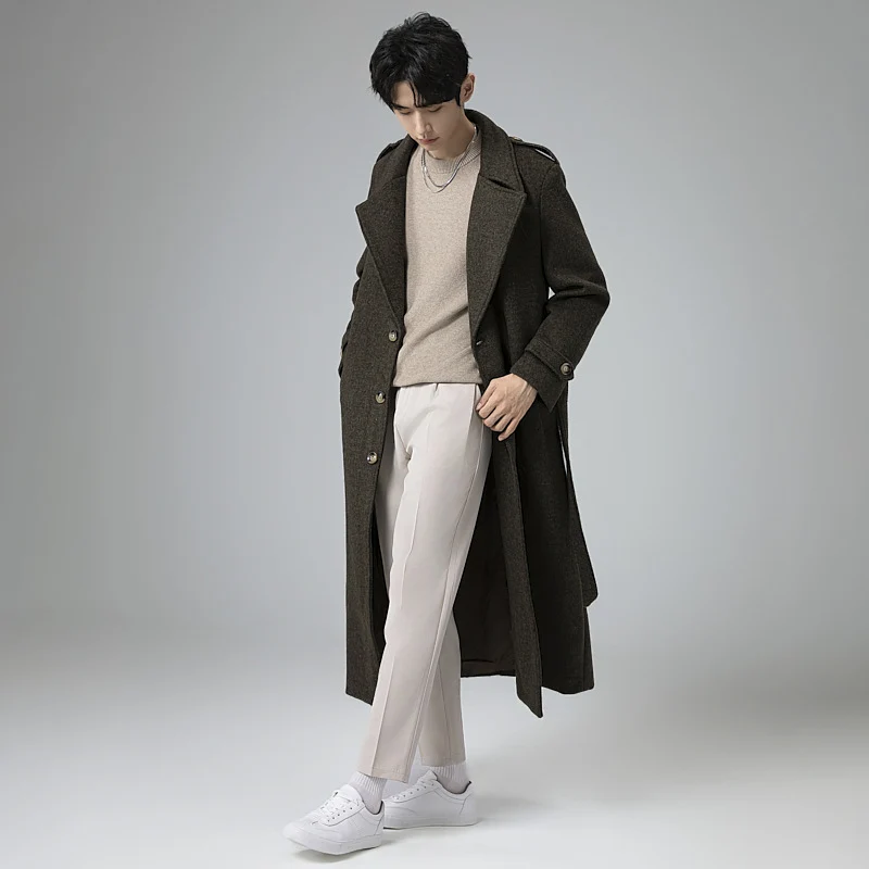 Herren Maxilanger Wollmix-Mantel mit taillierter Silhouette, Schalkragen und dekorativen Schulterriegeln Nord Taschen