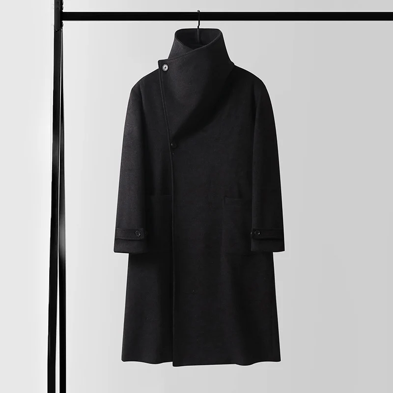 Herren Maxilanger Wollmantel mit hohem Stehkragen, asymmetrischer Knopfleiste und Bindegürtel Nord Taschen