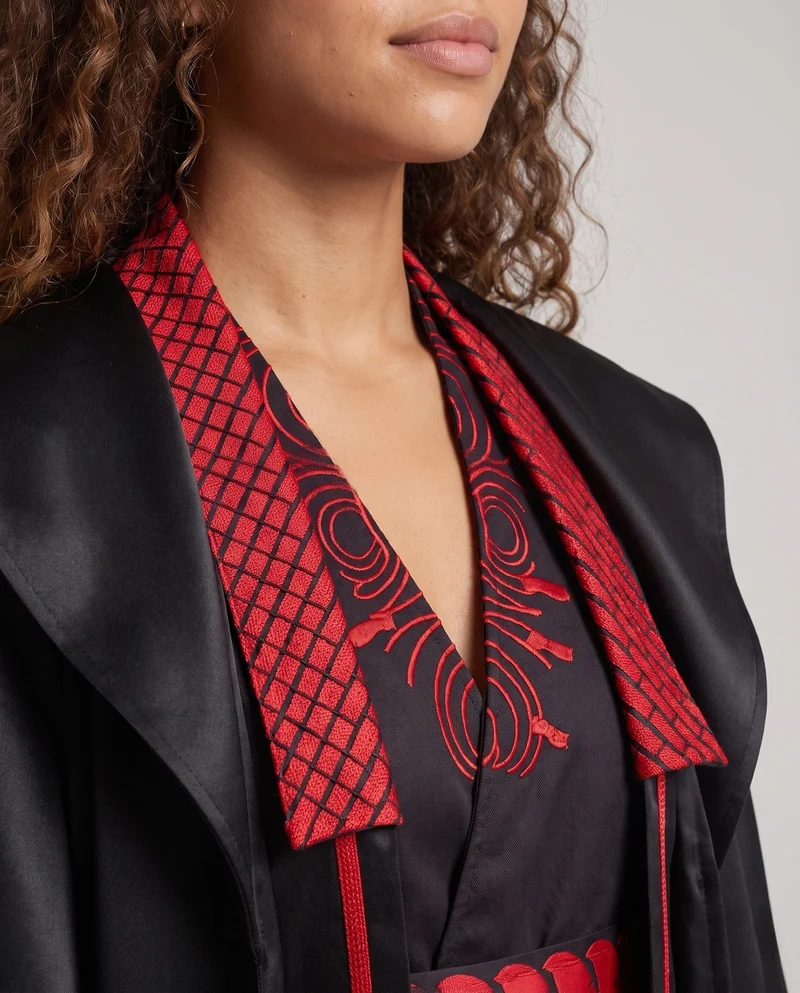 Damen Kostümset mit kunstvoll gestalteter Robe und Details Nord Taschen