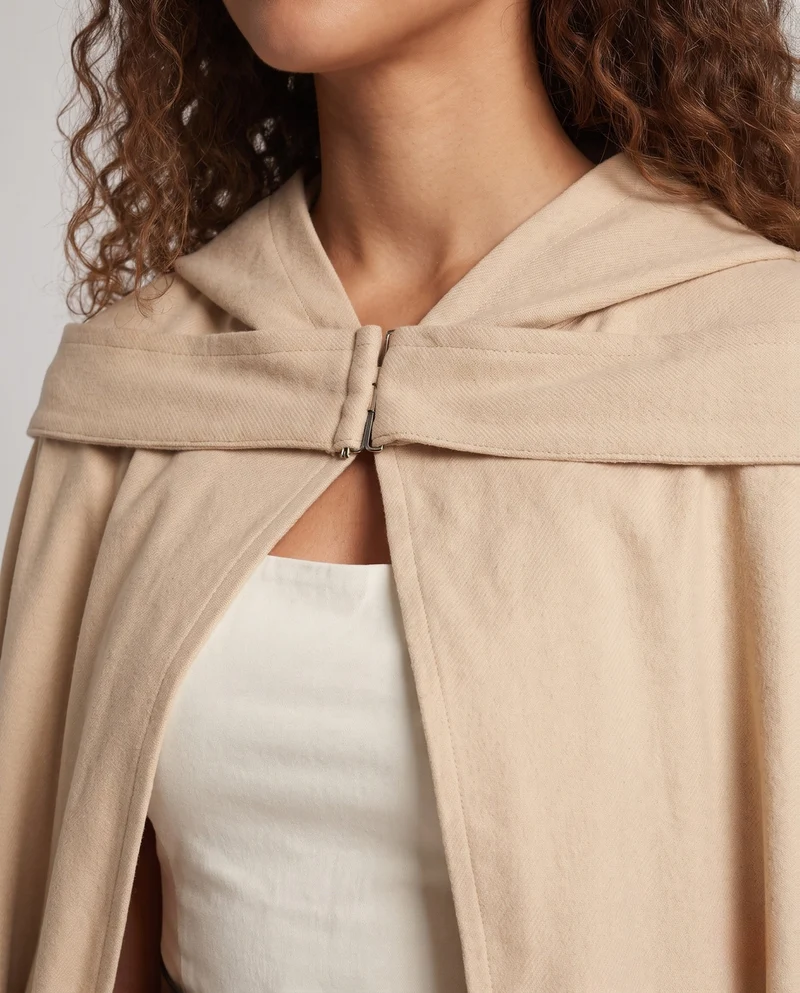 Damen Cosplay-Outfit mit kunstvollem Umhang und detailverliebt gestalteten Accessoires Nord Taschen