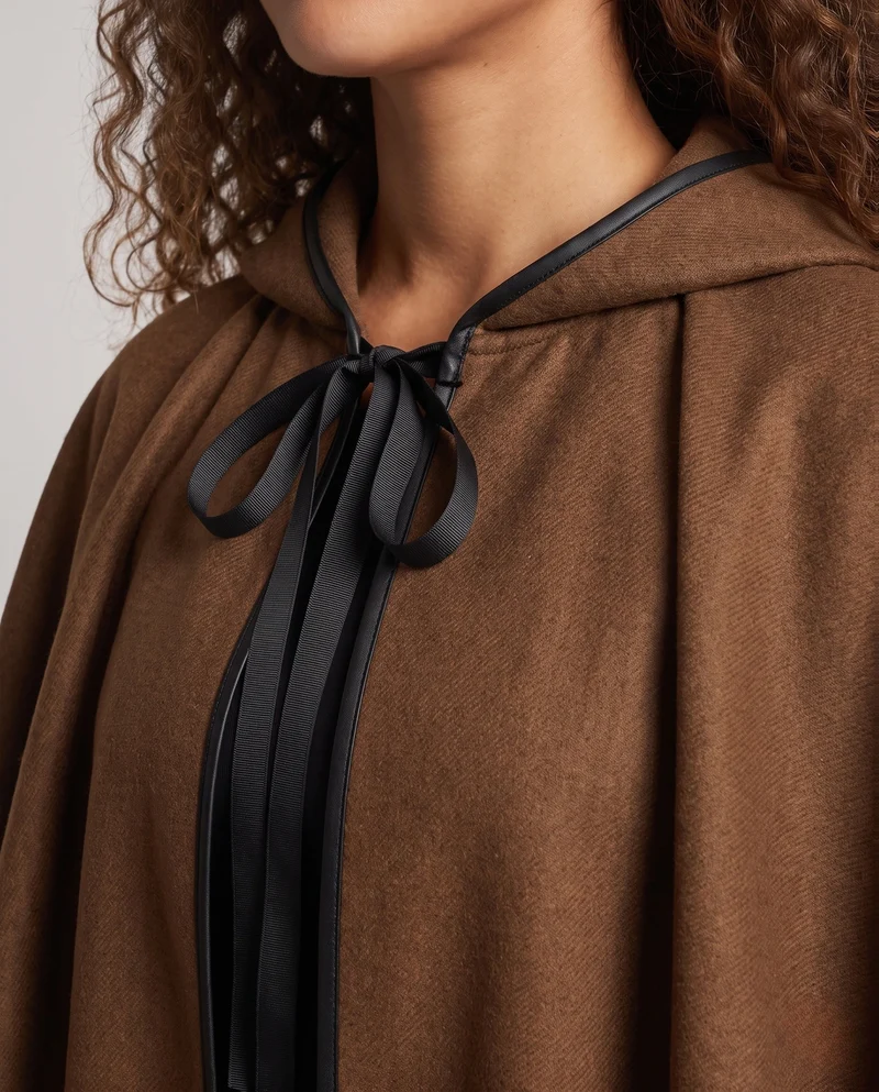 Damen eleganter Kapuzenumhang mit fließendem Schnitt und weiten Ärmeln Nord Taschen