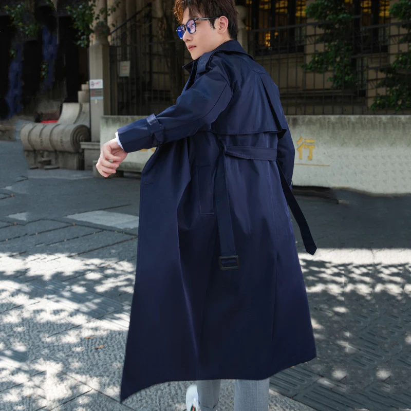 Herren langer zweireihiger Trenchcoat mit klassischem Revers, Gürtel und Schulterklappen Nord Taschen