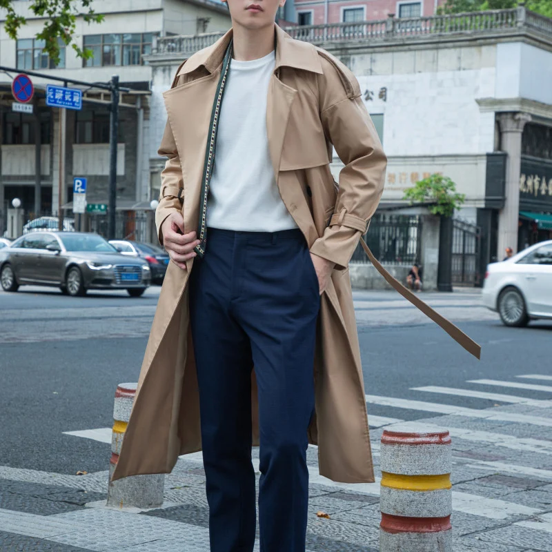 Herren langer zweireihiger Trenchcoat mit klassischem Revers, Gürtel und Schulterklappen Nord Taschen