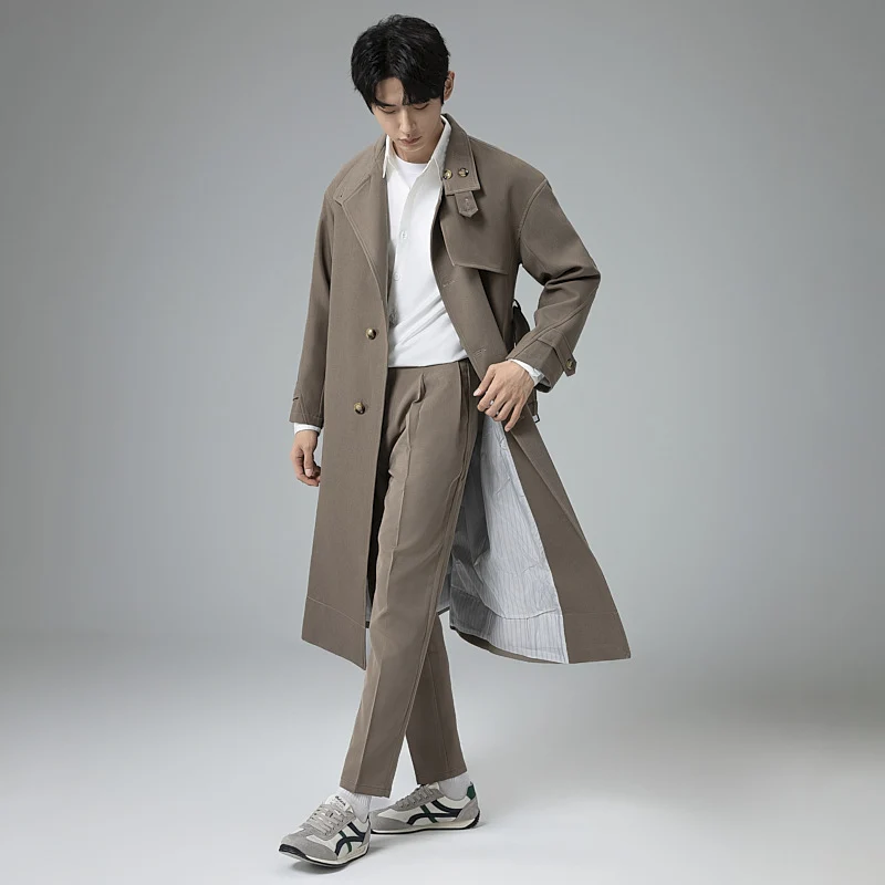 Herren Langer moderner Trenchcoat aus leichtem Twill mit verdeckter Knopfleiste und Taillenriegel Nord Taschen
