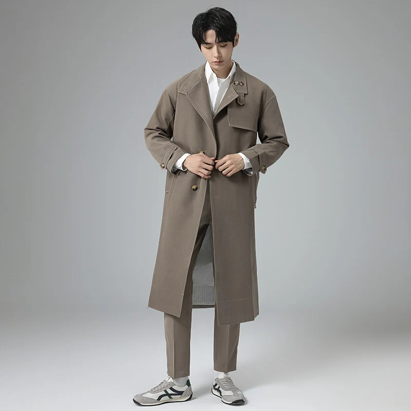 Herren Langer moderner Trenchcoat aus leichtem Twill mit verdeckter Knopfleiste und Taillenriegel Nord Taschen