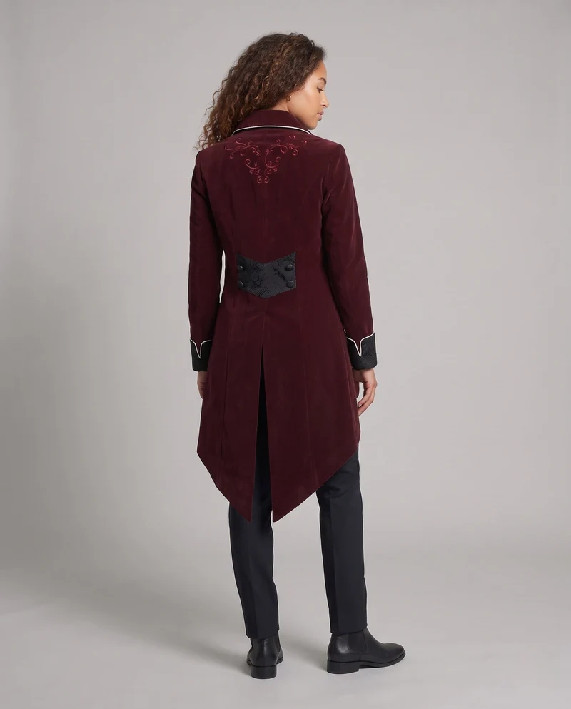 Damen Eleganter Gothic-Mantel mit kunstvollen Verzierungen Nord Taschen