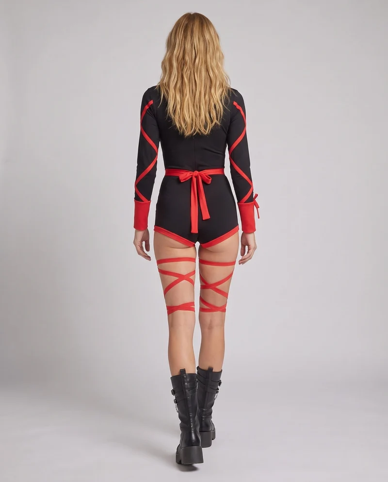 Damen Cosplay Kostüm mit topmodernem Design und strategischen Cut-Outs Nord Taschen