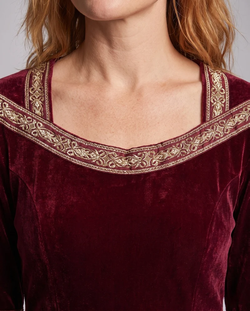 Damen Elegantes Kostüm mit Kapuze und Spitzenverzierungen Nord Taschen